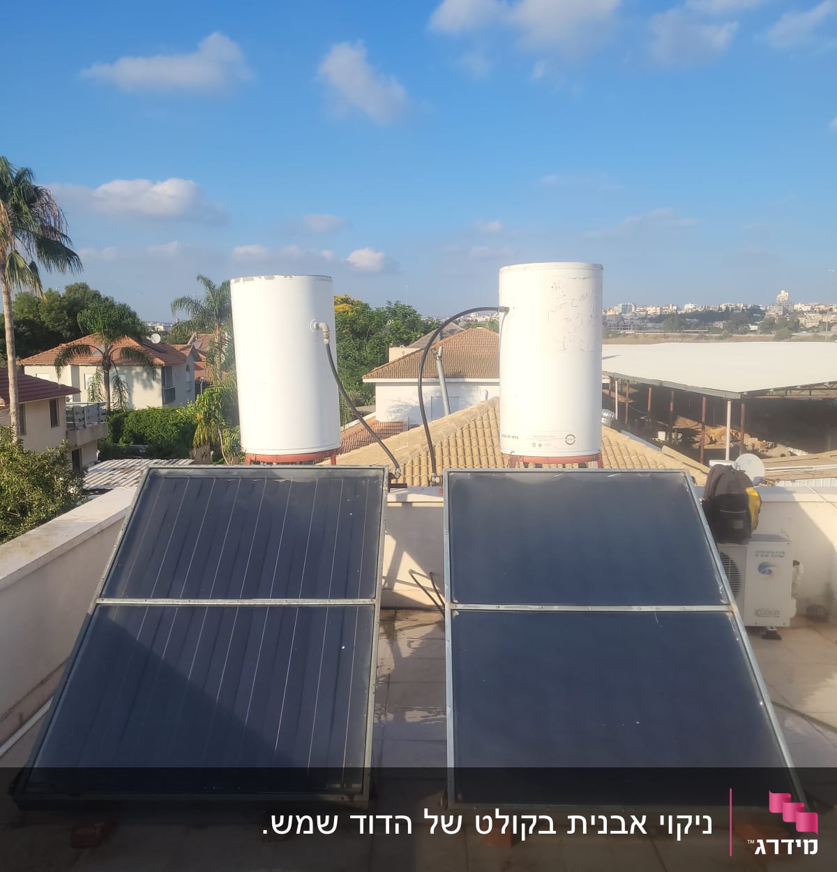 דודי שמש וקולטים על גג עם שמיים כחולים